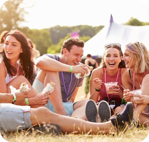 Un grupo de personas sentadas en la hierba