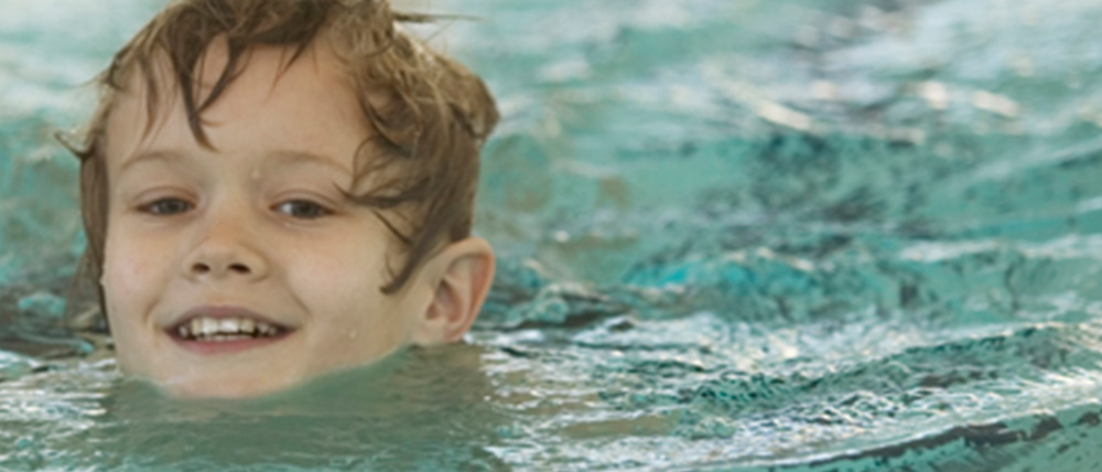 Un bambino che sorride nell'acqua