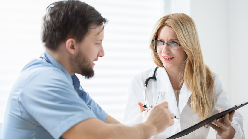 medico che parla a un paziente