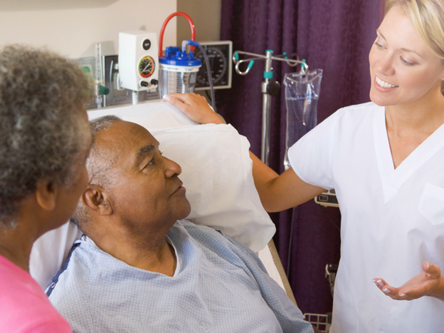 Ein Zahnarzt, der einen Patienten untersucht