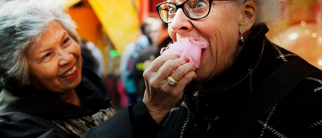 una persona che mangia una mela rosa