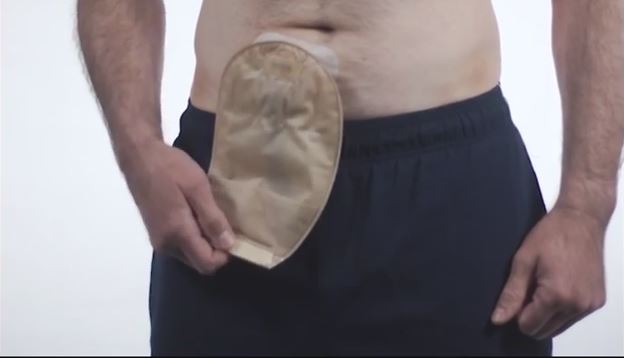 Ein Mann mit einer Tätowierung auf der Brust