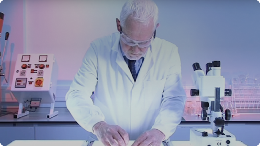 Un uomo in camice da laboratorio che guarda una tavoletta