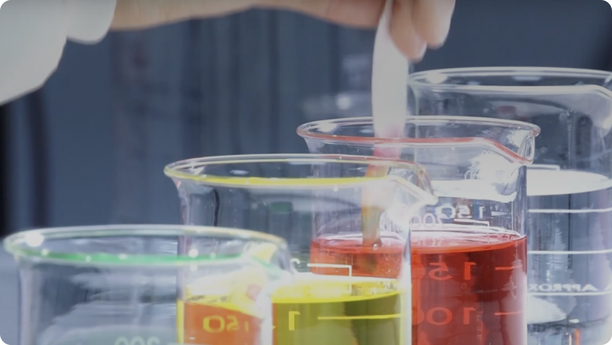 un gruppo di bicchieri di plastica con liquido in essi