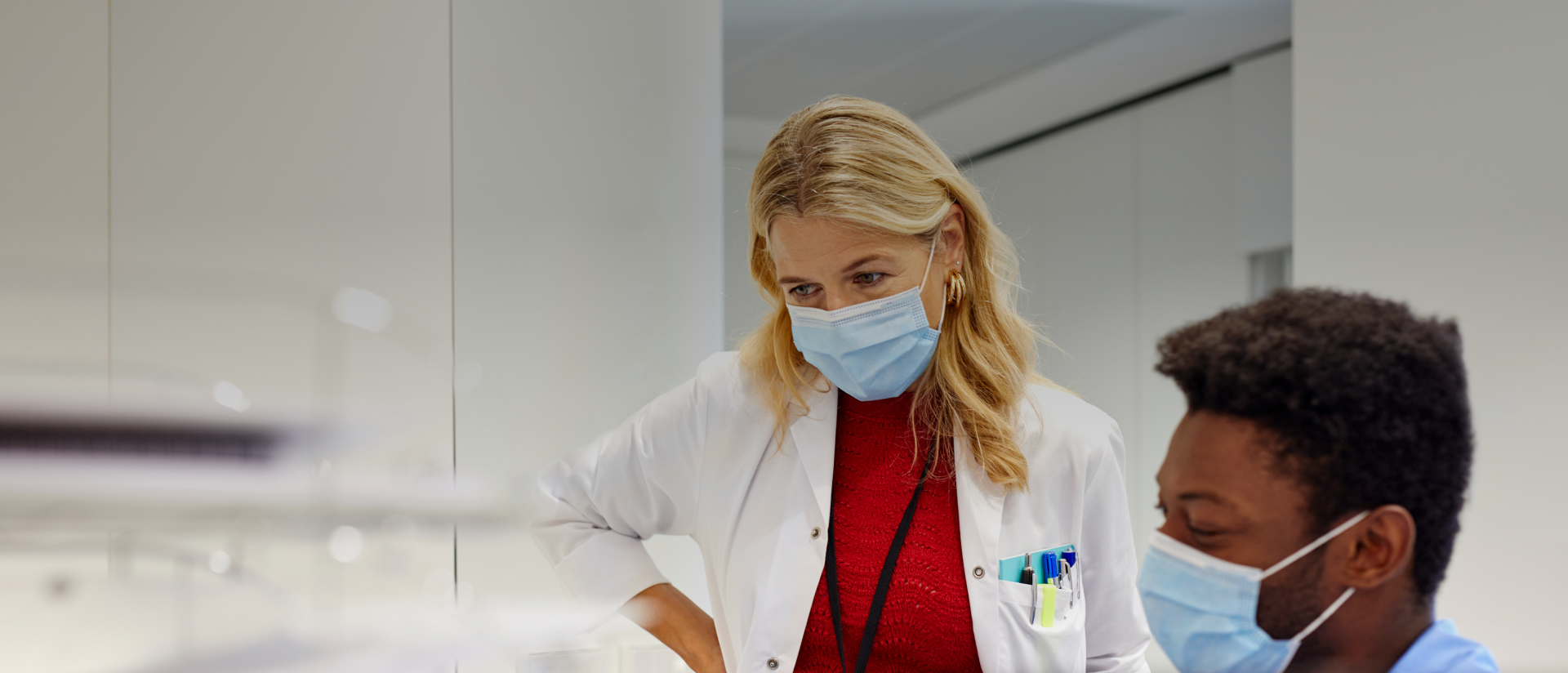 un medico che guarda un paziente