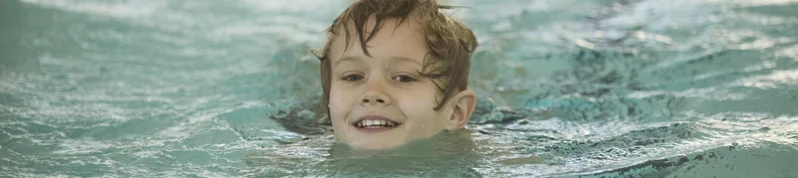 primäre-immundefizienz_junge-schwimmt
