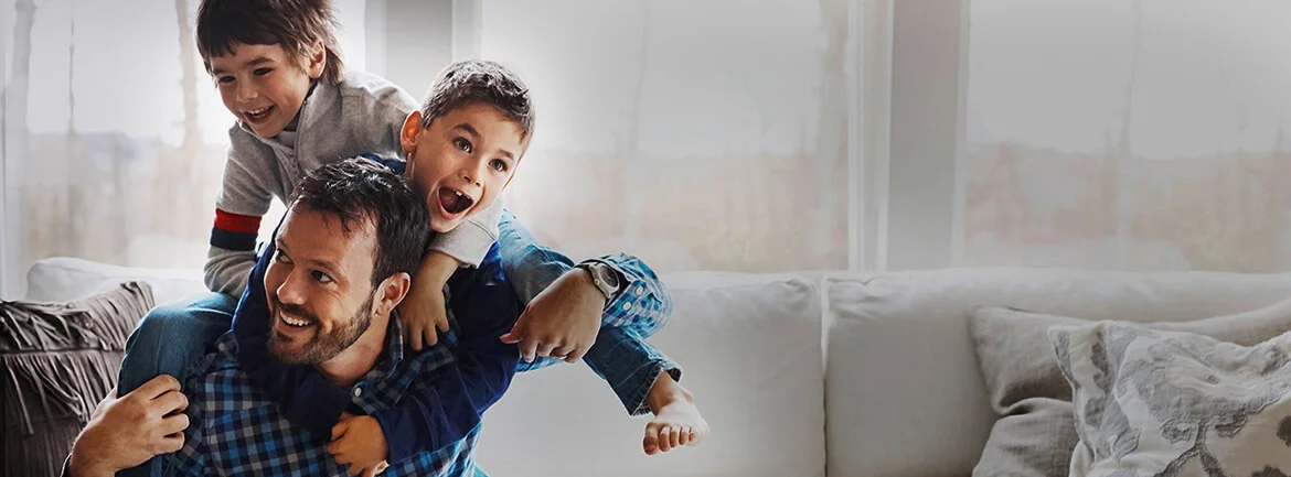una persona che tiene in braccio un bambino