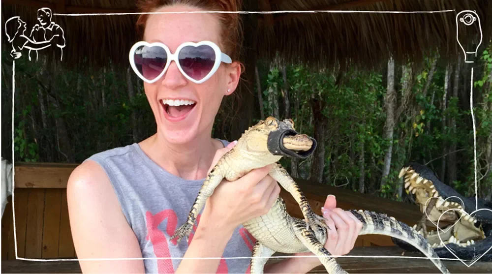 yılan tutan bir kadın