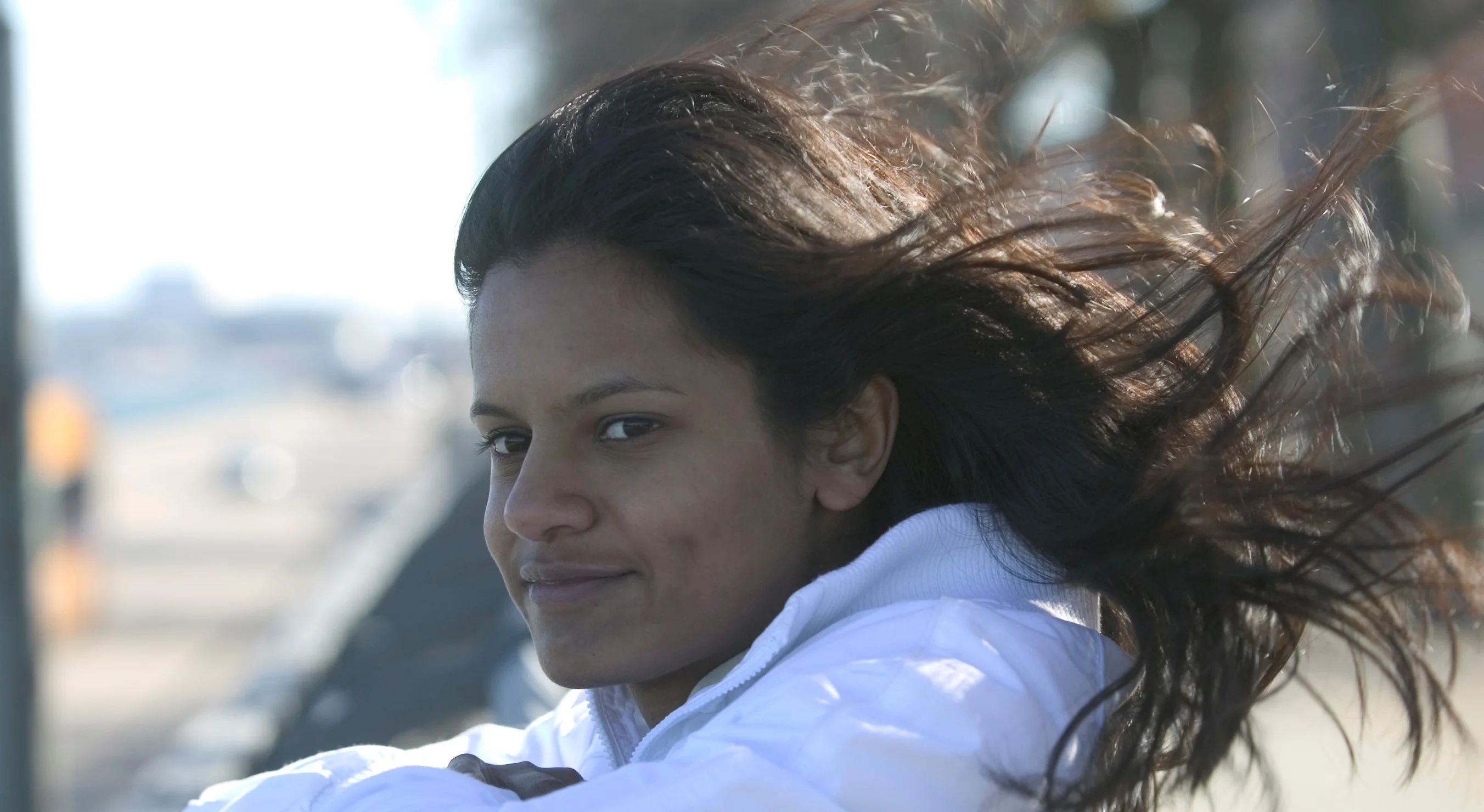 eine Frau mit wehenden Haaren im Wind