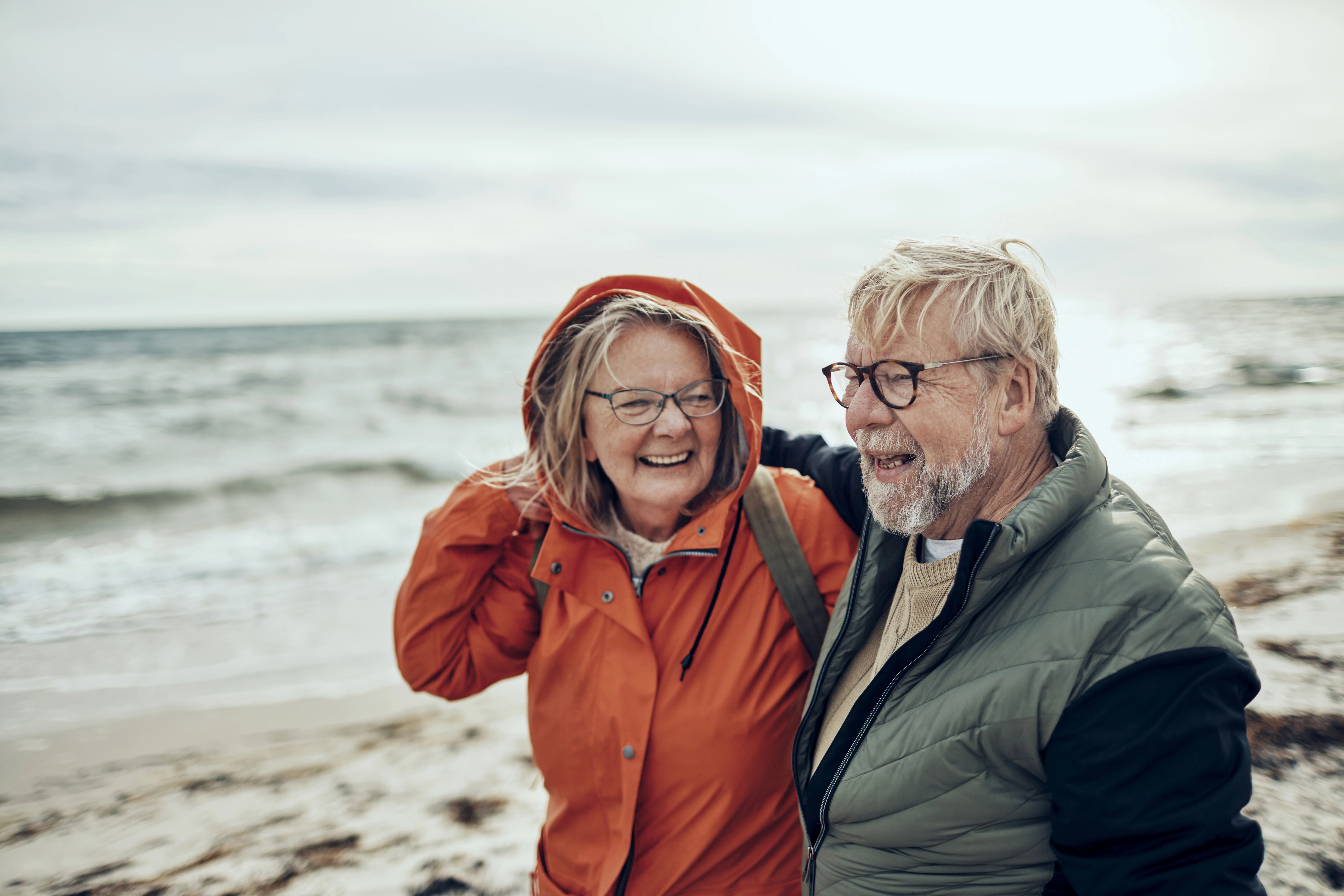 Un homme et une femme debout sur une plage