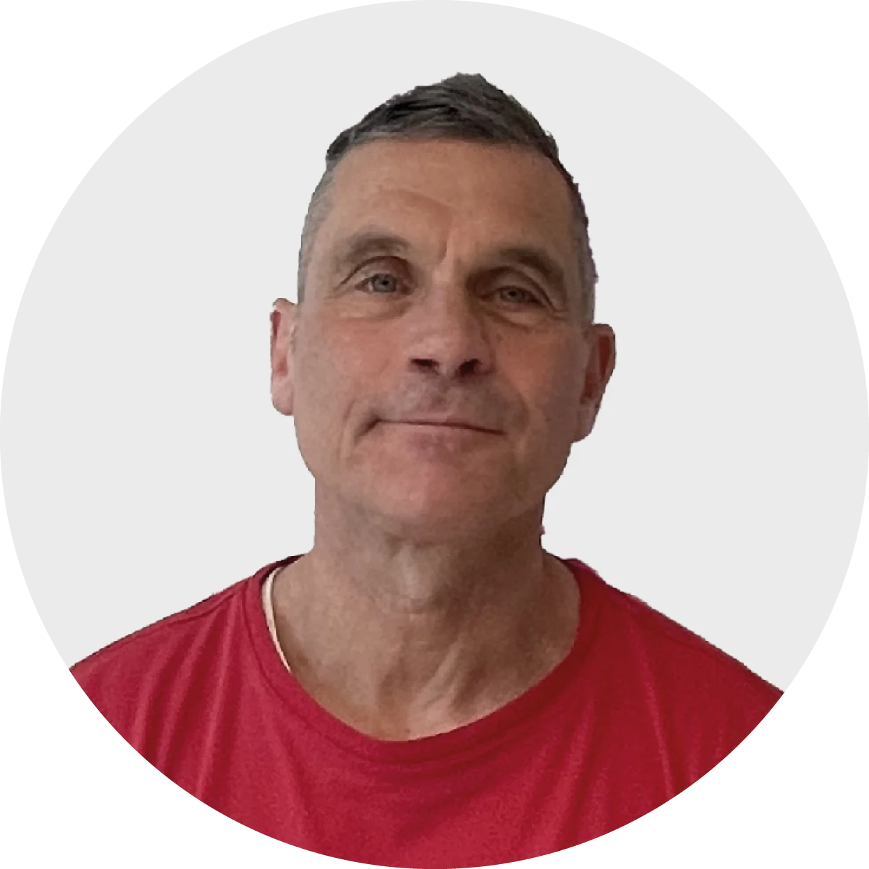Een man in een rood overhemd