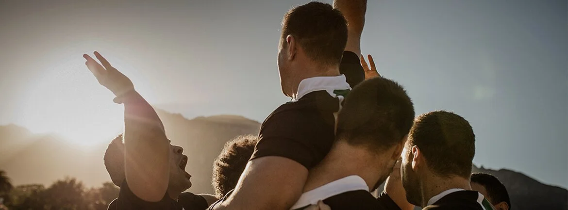 un gruppo di persone che alzano la mano