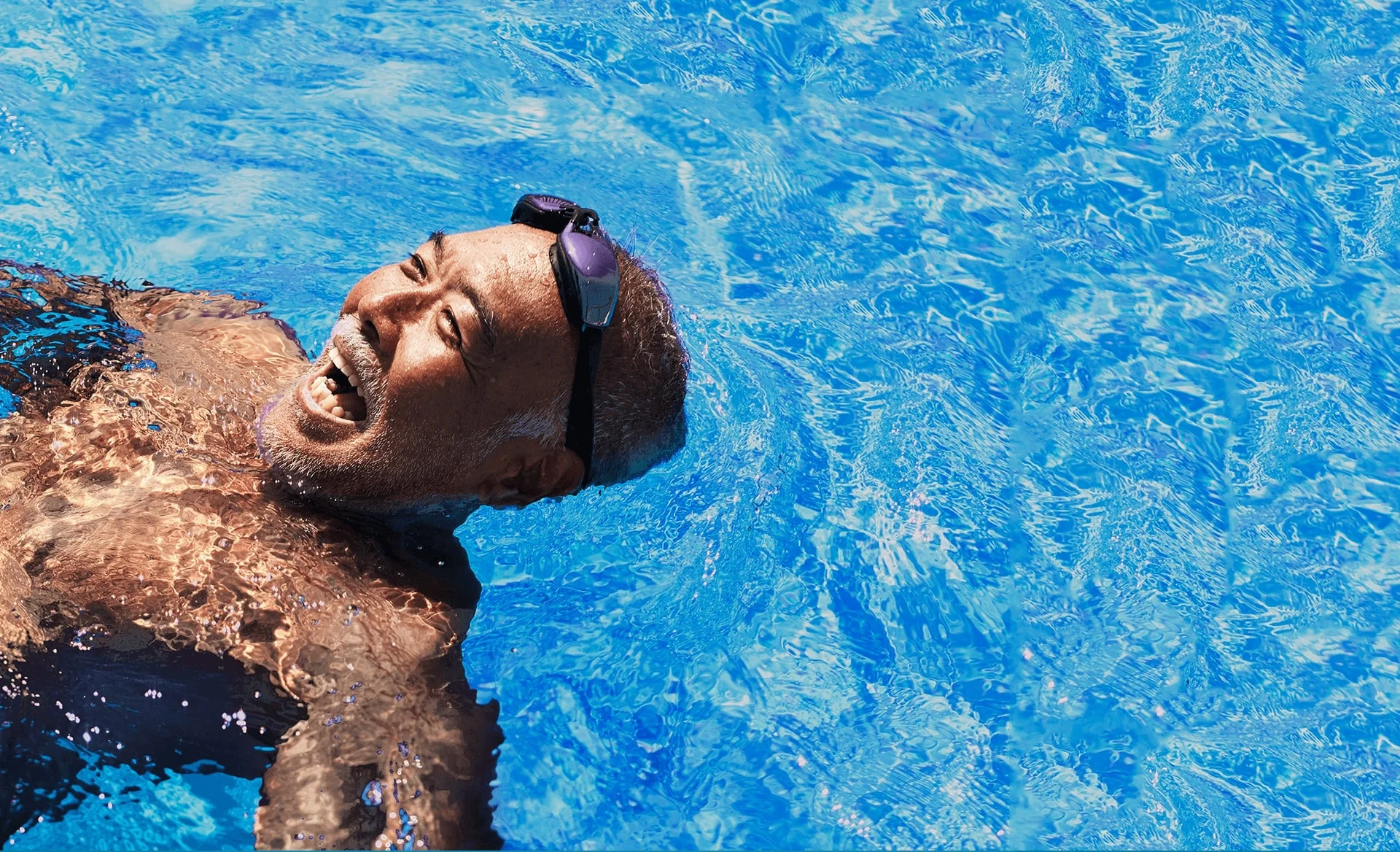 En man i en pool