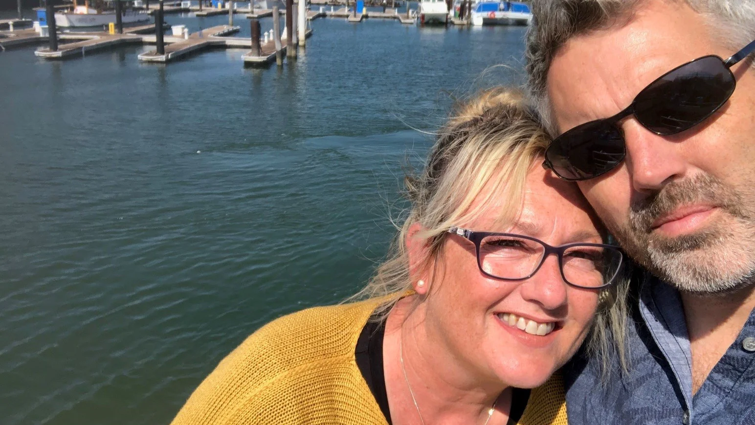 Un homme et une femme prenant un selfie au bord de l’eau