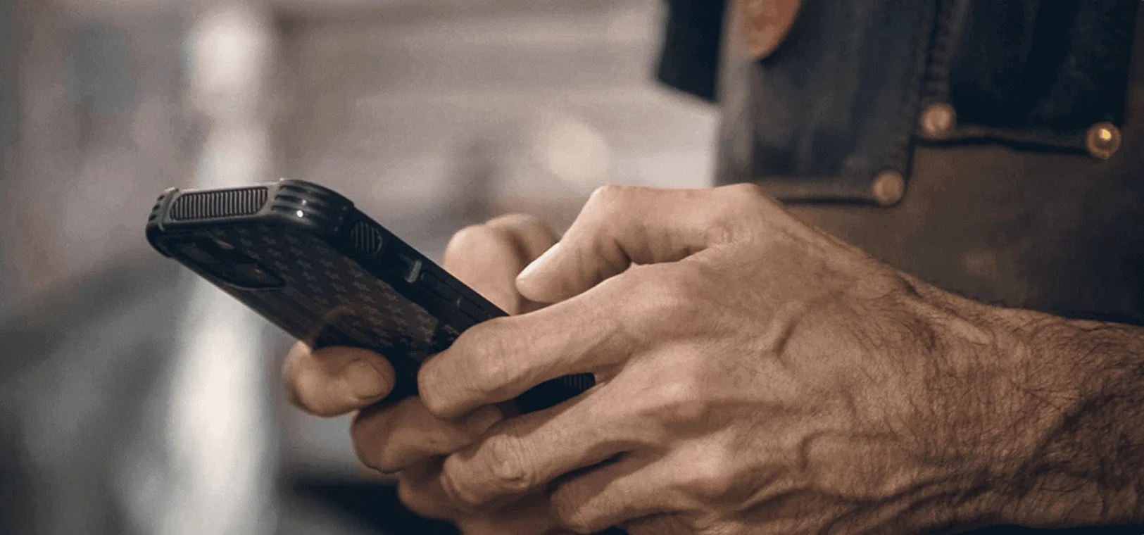 una persona in possesso di un telefono cellulare