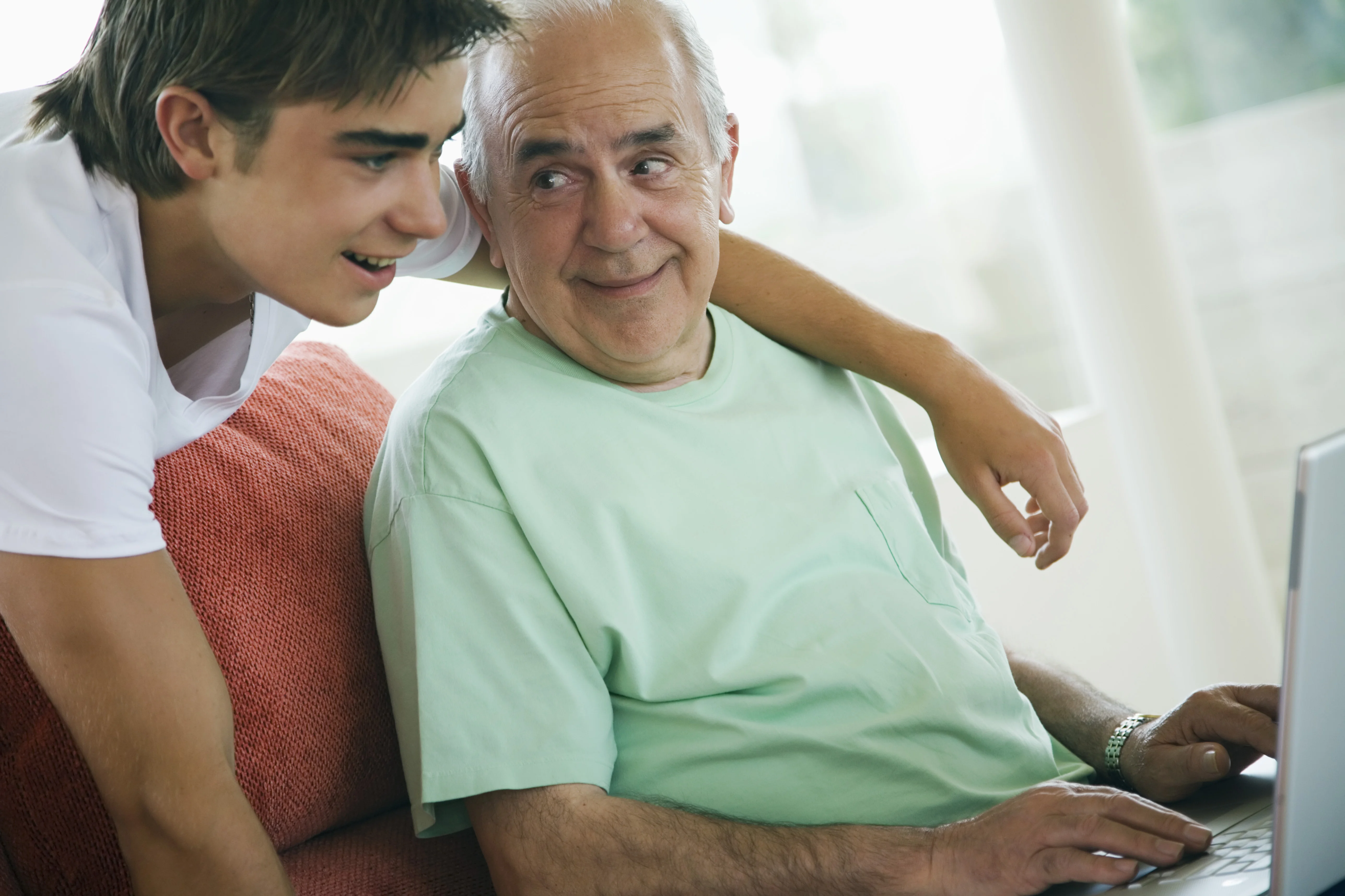 Un uomo e una donna che guardano lo schermo di un computer