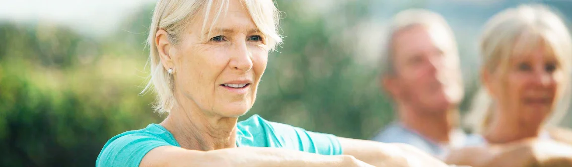 uma mulher sorrindo com pessoas no fundo