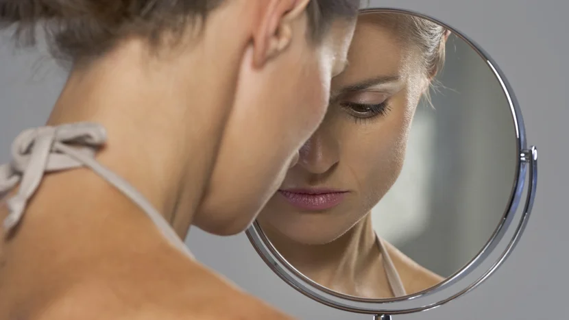 une personne qui regarde un miroir