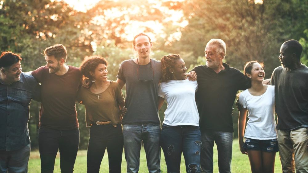 Un gruppo di persone in posa per una foto